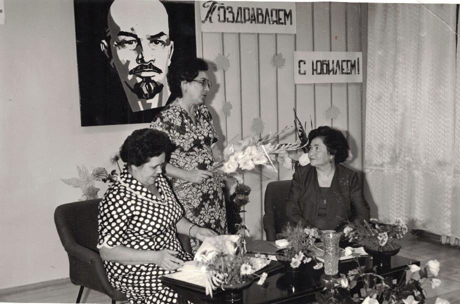Блинова и Павлюшнева А.Г. поздравляют с юбилеем Зотову Г.Л. (справа)